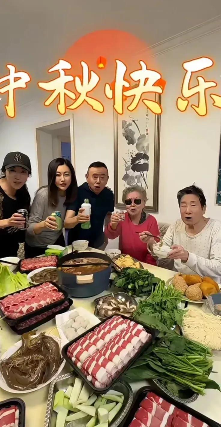 潘长江一家中秋温馨团聚中秋佳节，潘长江一家团聚吃涮羊肉，画面好温馨～年近七