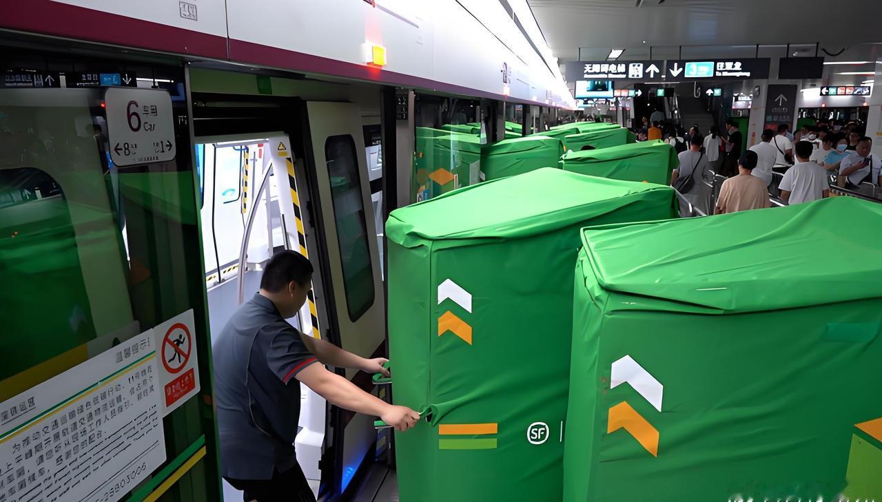 之前听说深圳地铁11号线还有货运，昨晚终于看到了。深圳真是一个把效率发挥到极致的