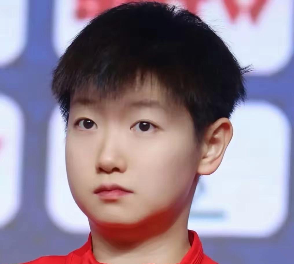 再看性格，超级可爱！长着娃娃脸，表情丰富又俏皮，看着就招人疼。生活