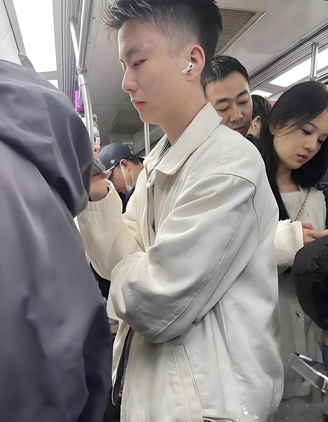 大叔一脸宠溺，女孩全程生无可恋。