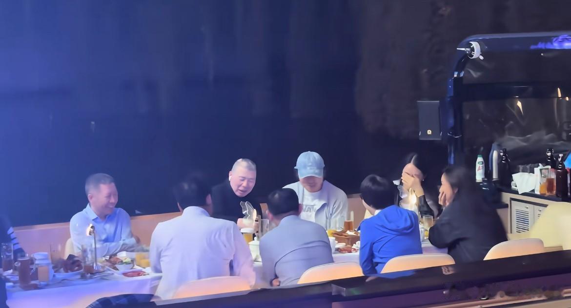 7月9日，网友偶遇冯小刚一众人游艇聚会，冯小刚大声吆喝倒酒，在场人笑声响彻两岸，