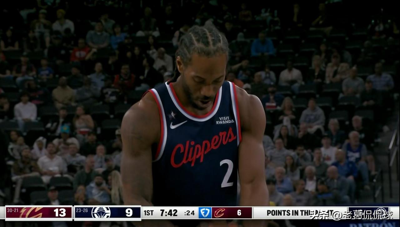 快船巨星伦纳德真是有苦难言！在今天快船主场迎战骑士的比赛中，目前双方半场战罢，快