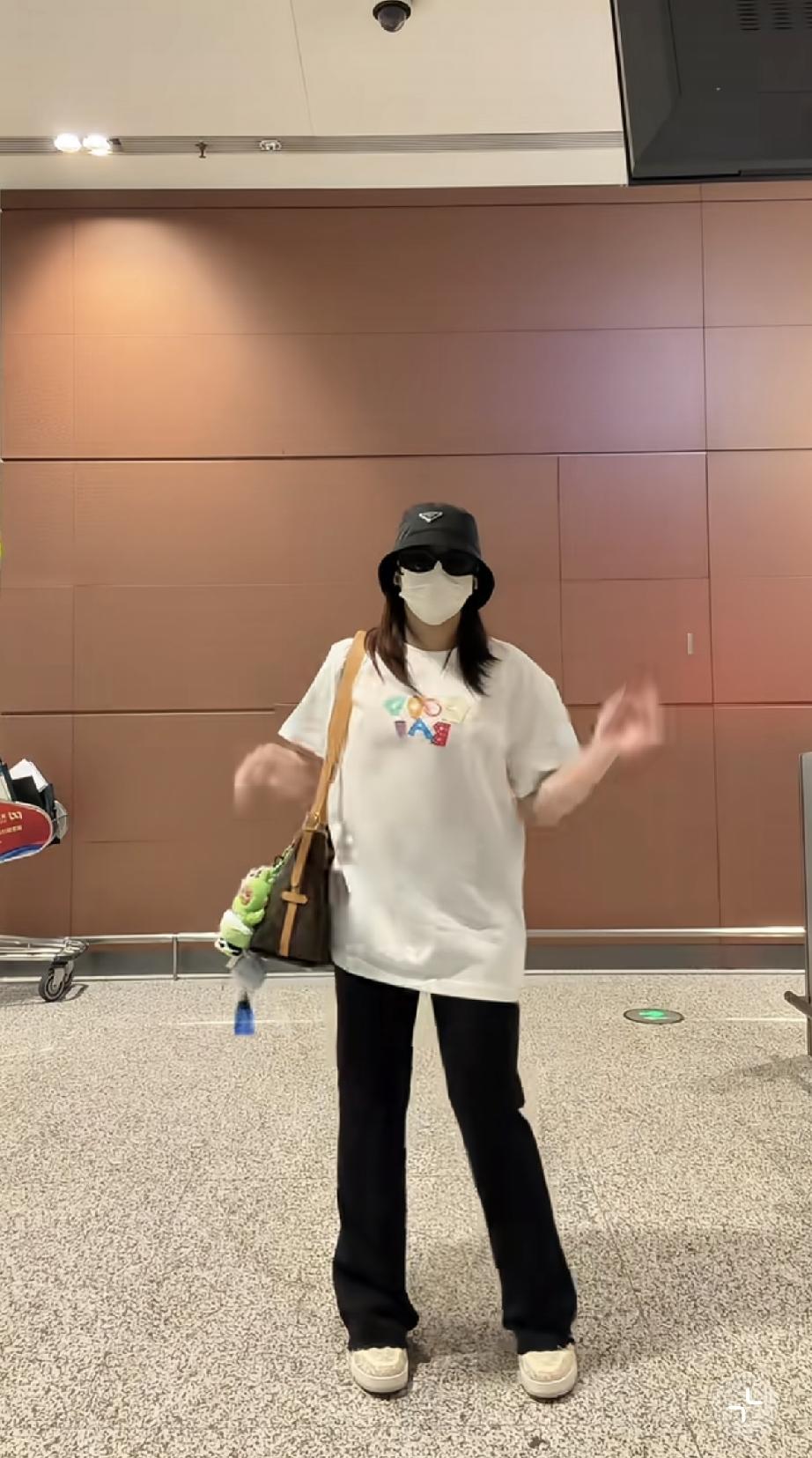 7月20日，全红婵在机场发布跳手势舞的视频，她戴了帽子和口罩还有墨镜，捂得严严实