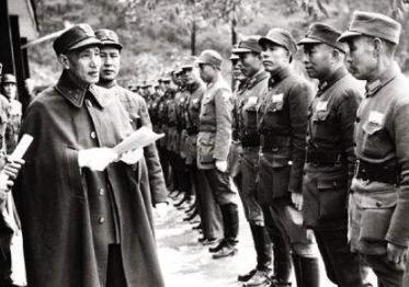 1943年，黄维见军粮发霉还掺着砂石，给军政部长何应钦寄去了一袋。何应钦大怒，派