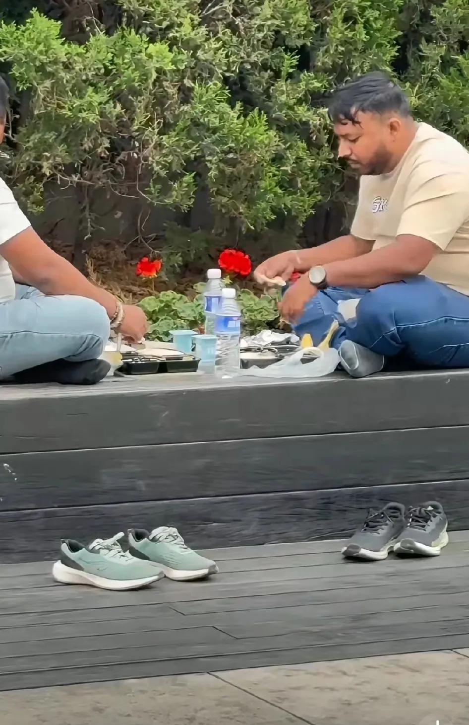 上海外滩一道靓丽的风景。三哥三嫂们在这里席地而坐，他们或就餐，或休息，旁若无