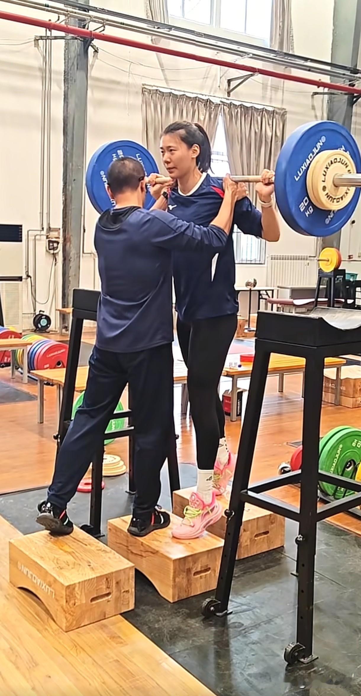 天津女排大将王艺竹透露自己打了封闭出战全运会。伤痕累累的王艺竹发布了自己的治疗和