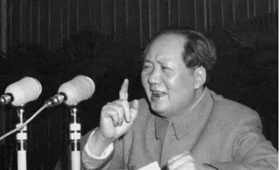 建国初，毛主席提出用“中华人民民主共和国”为新中国的名字，但遭到一人强烈反对，最