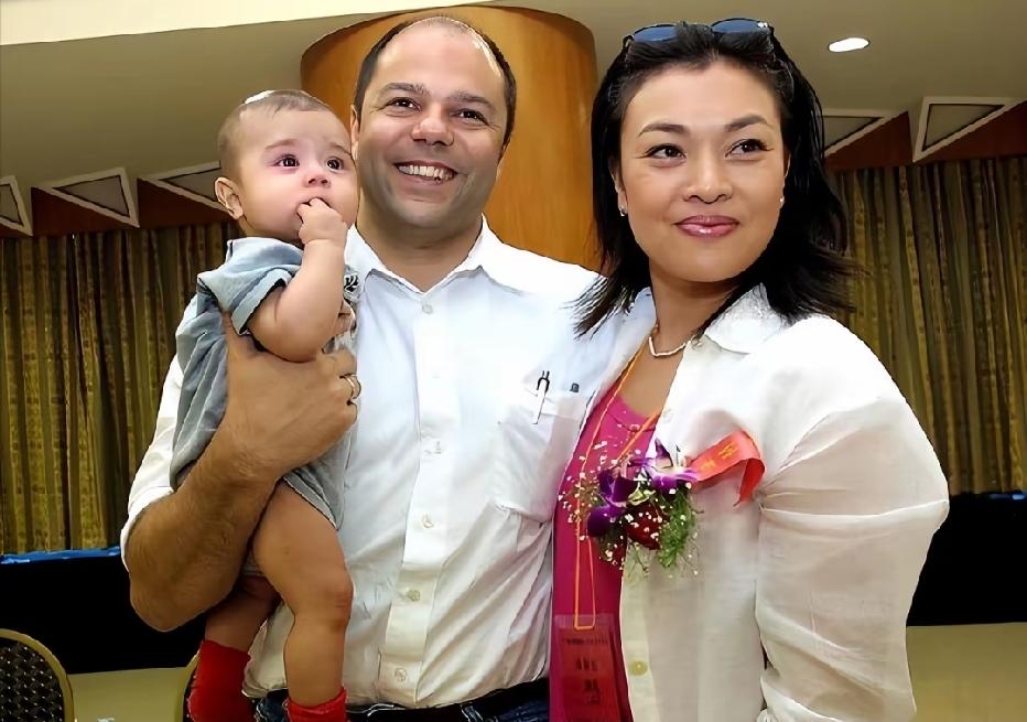 年轻时的史可与抱着混血儿子的富豪丈夫老柯的留影，她第一段婚姻结束后，旅行结识老柯