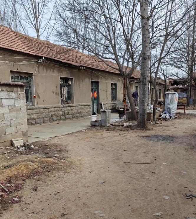 简直太气人了！四年前我家掏6万8，从同村邻居手里买下四间旧房，一直住着、打理着。