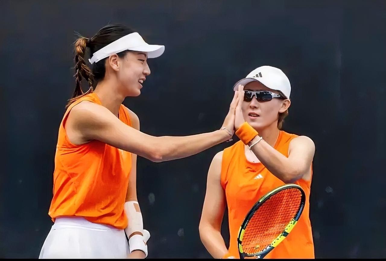 郑赛赛：终于赢！不用背锅了，开心！王欣瑜：终进澳网32强，感谢郑教练！…在