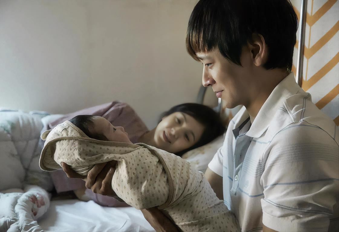 男人更需要主动去练习父亲这个角色。女人生完孩子后能快速进入到“妈妈”角色，是