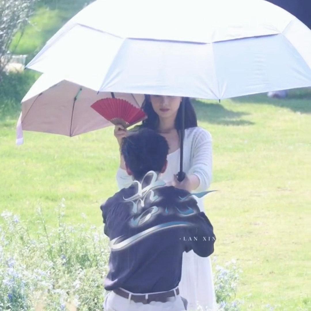 李现单膝下跪求婚张婧仪雾里青求婚路透哇塞了啊。不得不说，电视剧《雾里青》是知道