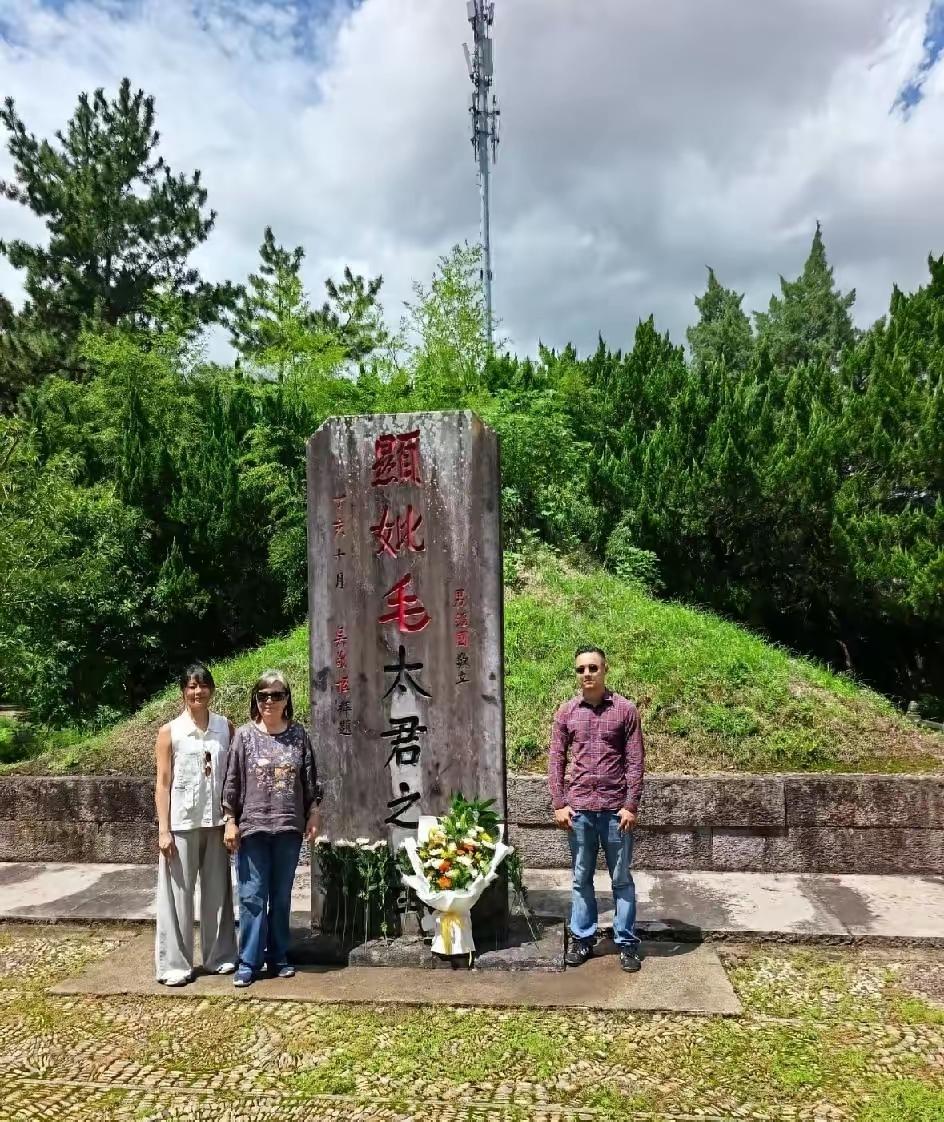 2026年9月1号，浙江奉化溪口，蒋家后人又回来扫墓了。​9月1号，浙江奉化溪