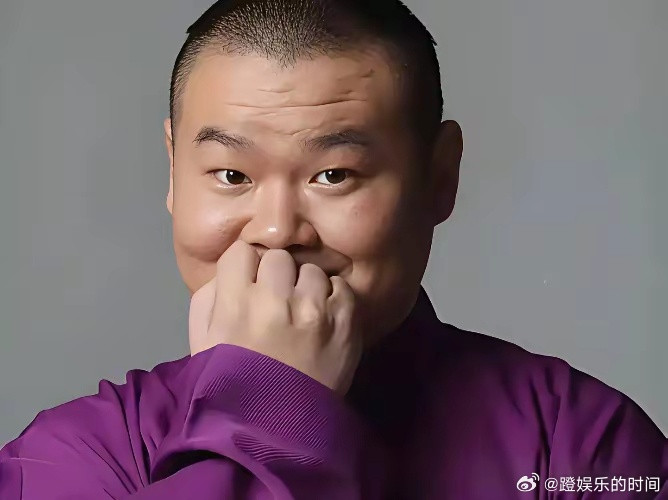 同样是说相声，岳云鹏和贾旭明，两种风格。现在相声圈里最火的两个人应该是，贾旭明和