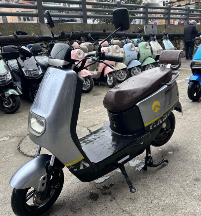 买两轮电动车，千万别再迷信“大品牌就一定靠谱”了！很多人花大价钱买大牌，最后