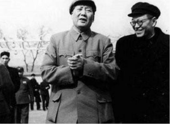 黄克诚说，“在井冈山的时候，毛主席就严肃地指出，“不要认为一穷二白的老百姓对我们