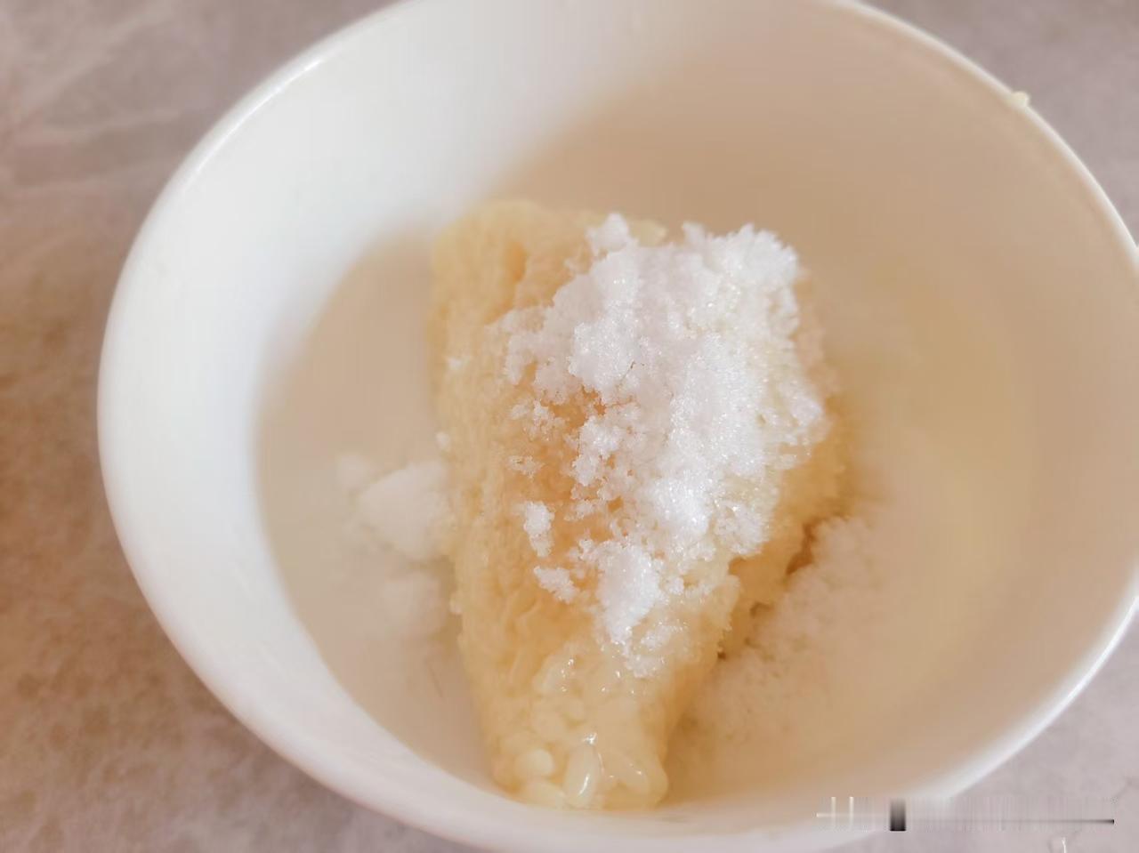 今晚在老家吃的粽子，老公让我吃一个，我说我中午吃的多，晚上不吃主食了。婆婆网