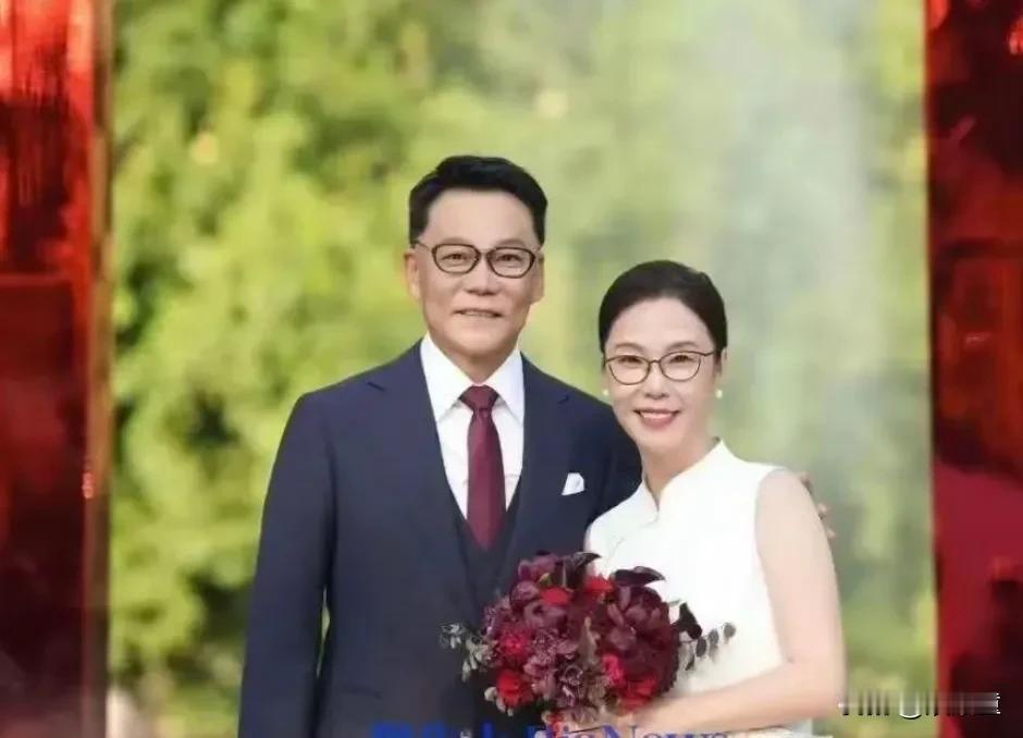轻松拿捏！60岁商界大佬再婚，多数都比较低调，不办婚礼！可李国乒就不一样了，