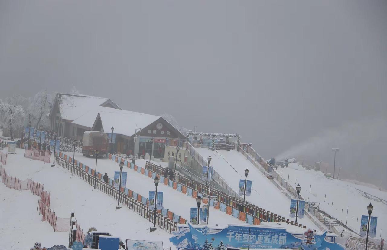 类似情况在全国很多景区都有。花了大钱买门票，进了景区却发现主要景点都被围起来重新