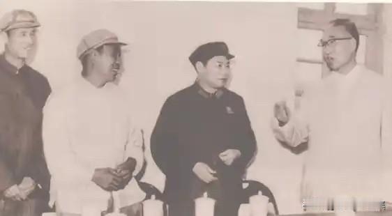 上世纪六十年代后期，济南军区司令员杨得志将军（右二）陪同徐向前元帅（右一）在青岛
