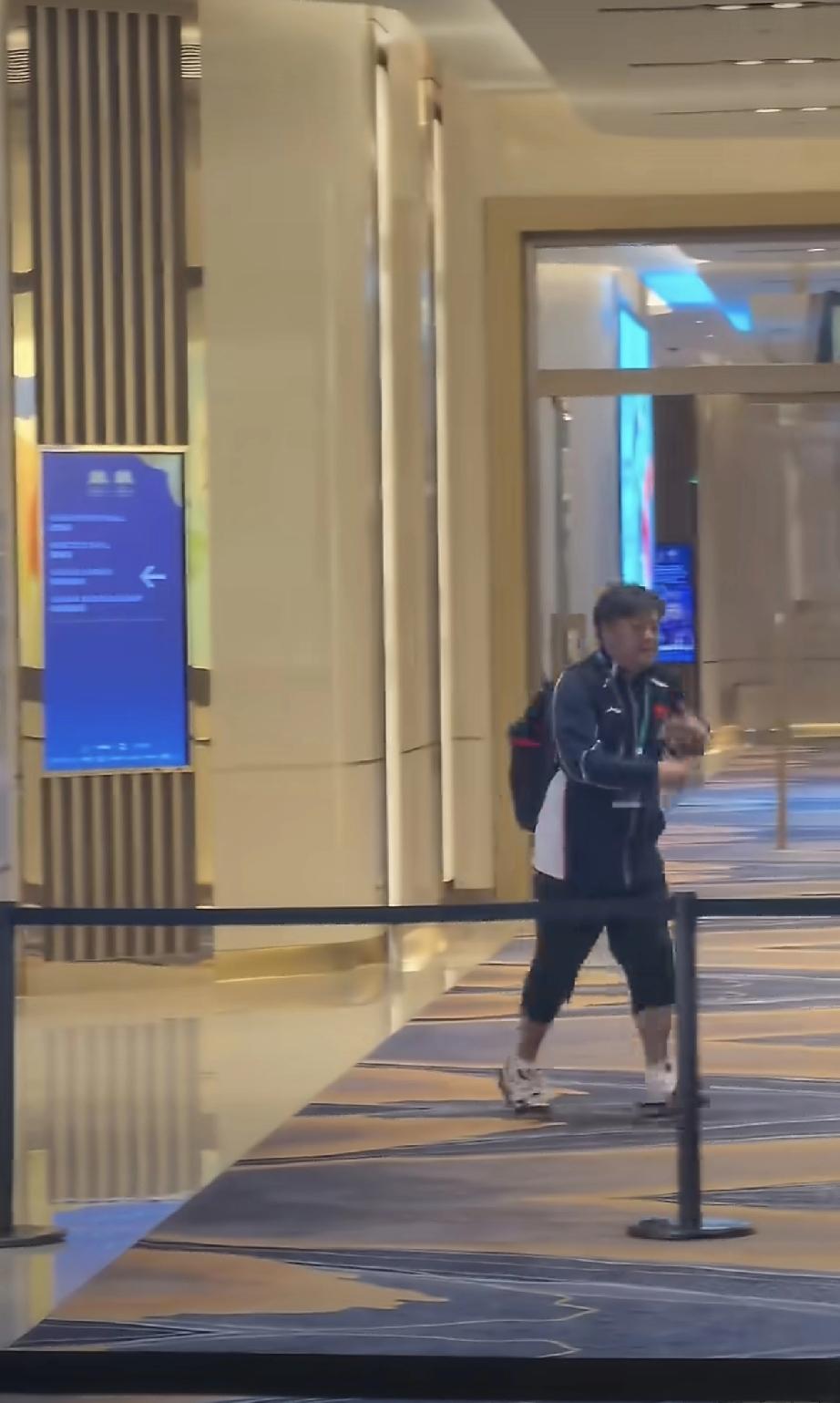 孙逊指导跑得好轻快啊[大笑]！人逢喜事精神爽，孙逊指导跑得也快了，自己的徒弟斩