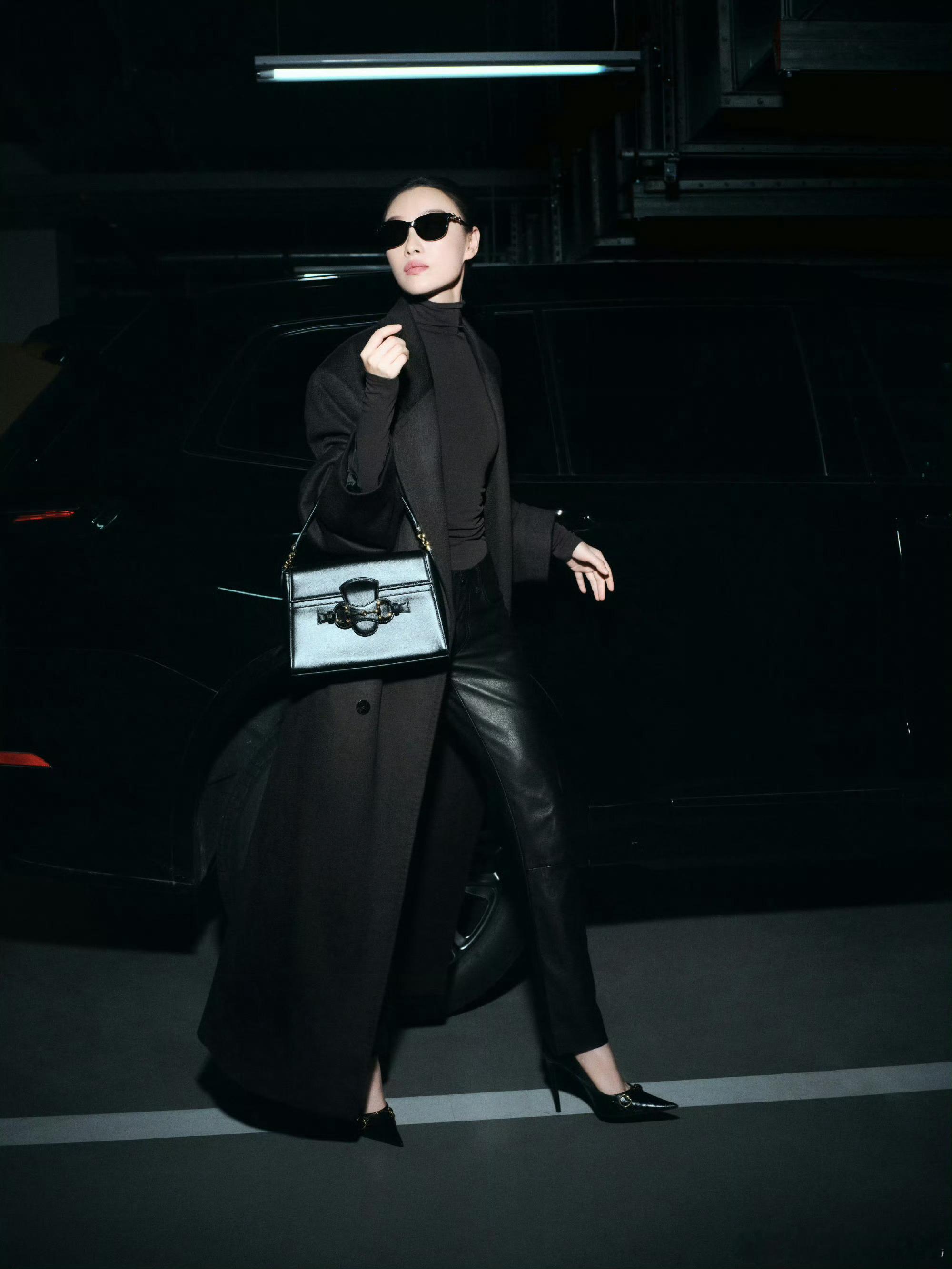 倪妮即将出发参加Gucci2027春夏女装秀，硬照的神来了，随便拍拍都可以当