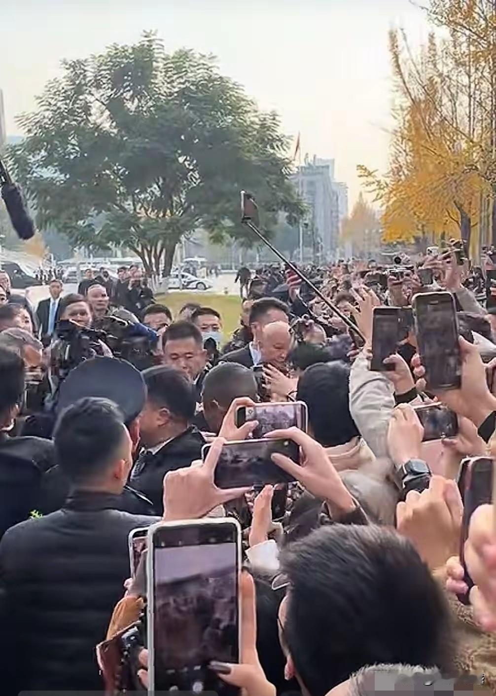 马克龙到我们这里来，为什么有这么多人跟着凑热闹？又是围观，又是拍照，又是现场直播