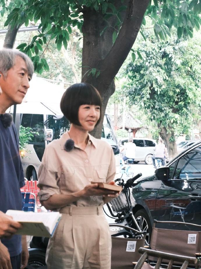 最近鲁豫现身成都，她这次搭配了一身米色的衣服，看起来年轻又漂亮。鲁豫的身材非常