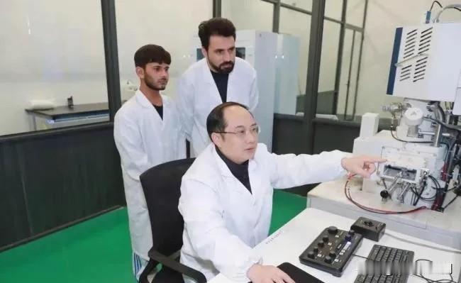 郭伟仅高中学历，能成为江苏科技大学首席科学家，指导博士生两年，的确有过人之处。为