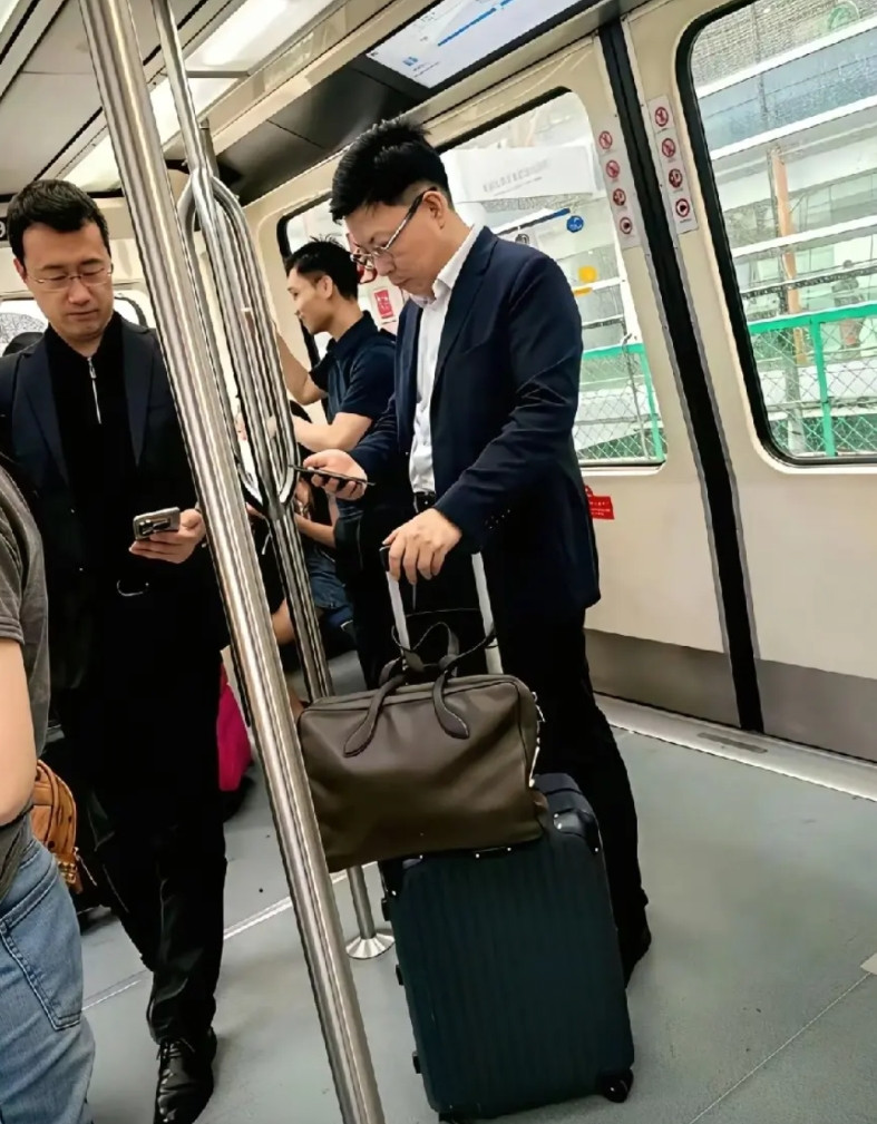 路上遇见这两位华为高管,你会打招呼吗?余承东和另外两位华为终端高管出差时,都是