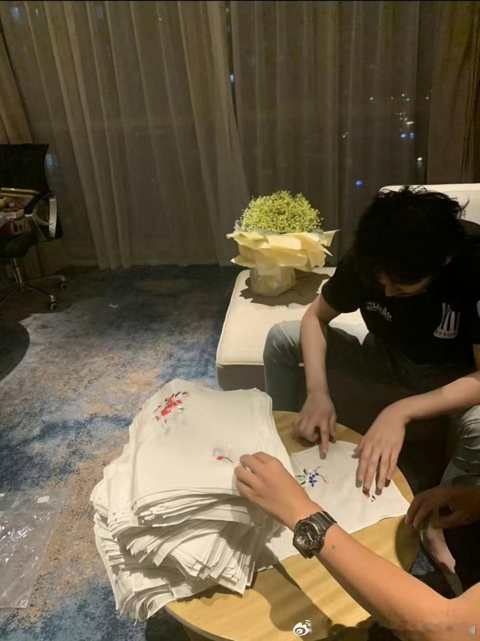 摩登兄弟差点儿忘了今天是他那年熬夜亲手印心形手帕又亲手发到粉丝手上的日