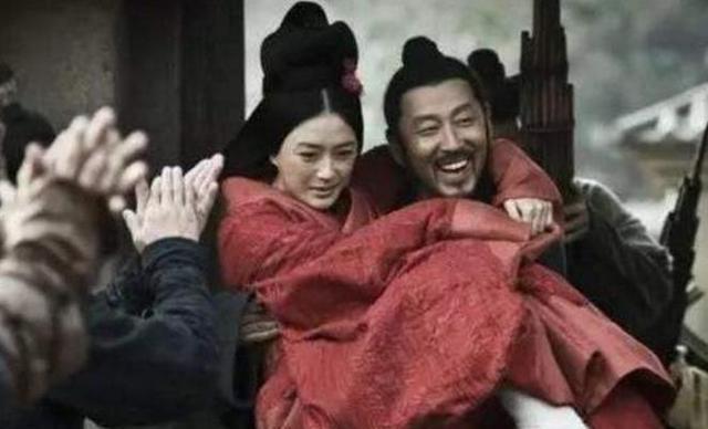 刘邦即位后不想让父亲下跪称臣，想出了这个办法，后世纷纷效仿刘邦打赢项羽，在公