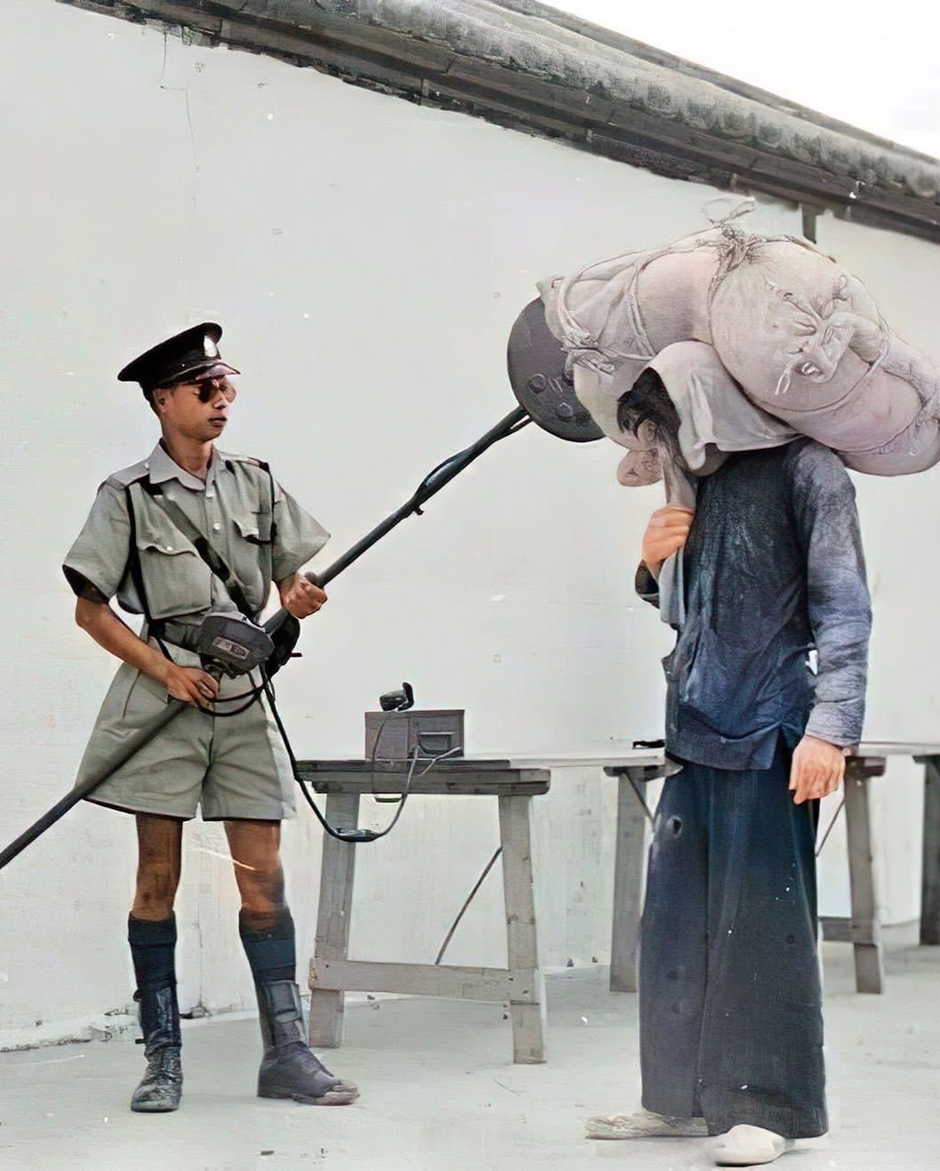 1949年解放前夕，大量难民涌入深港边界，下图为罗湖文锦渡关口香港一侧港警执勤历