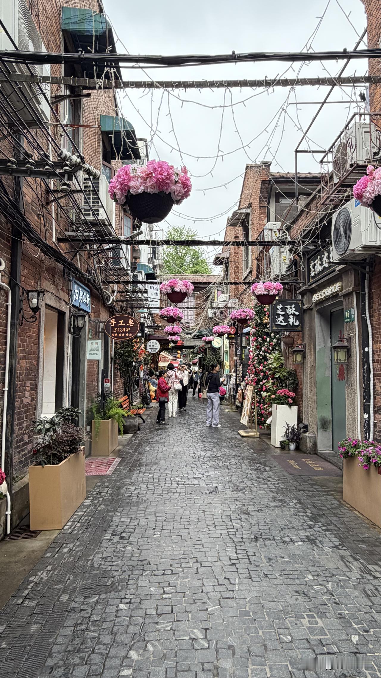 自从来上海后，我就不会辨别方向了。以前在北方生活时，我们都习惯于说方向，比