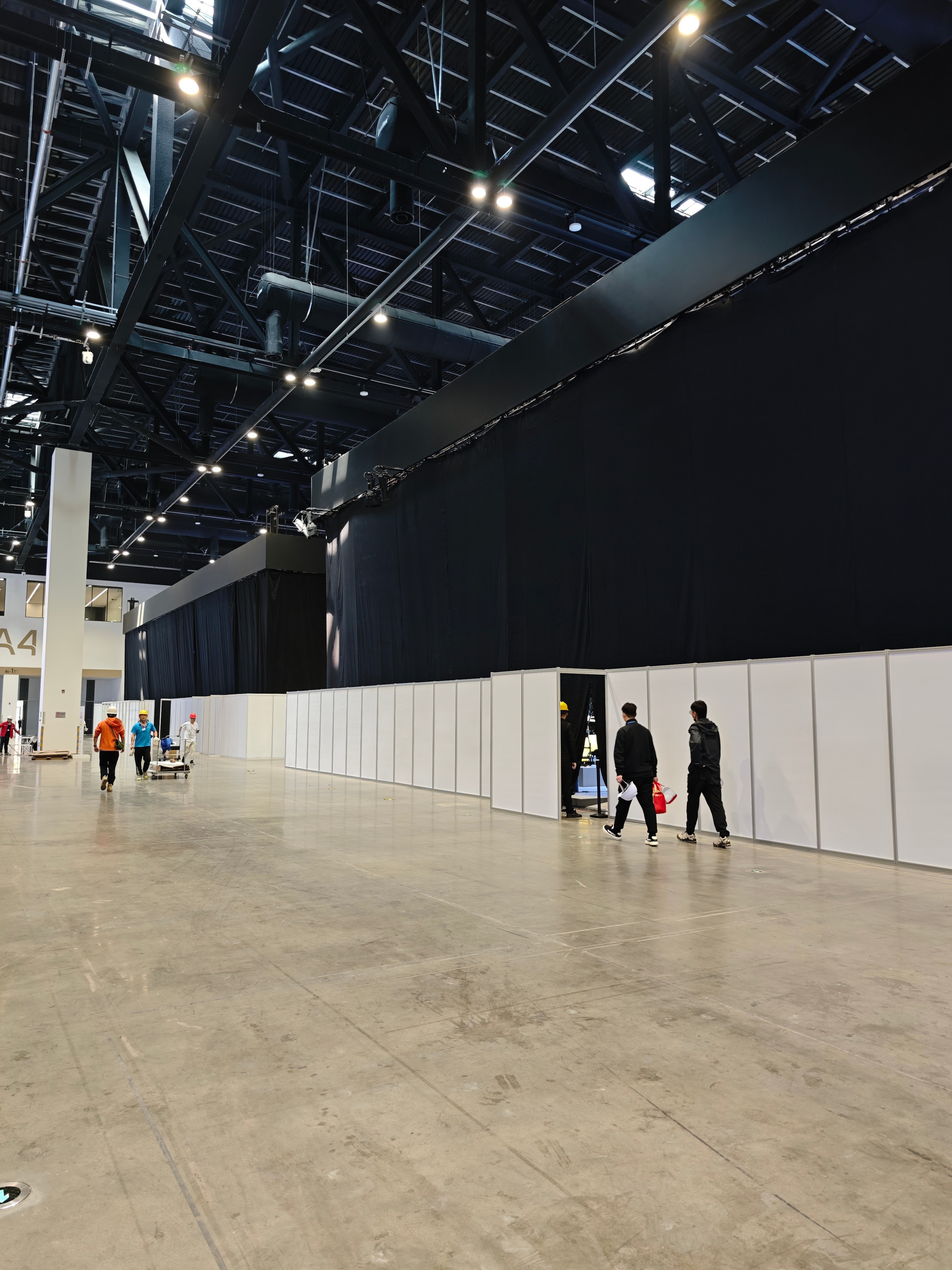 小米和理想挨着你俩倒是不紧不慢，连logo还没挂呢2026北京车展