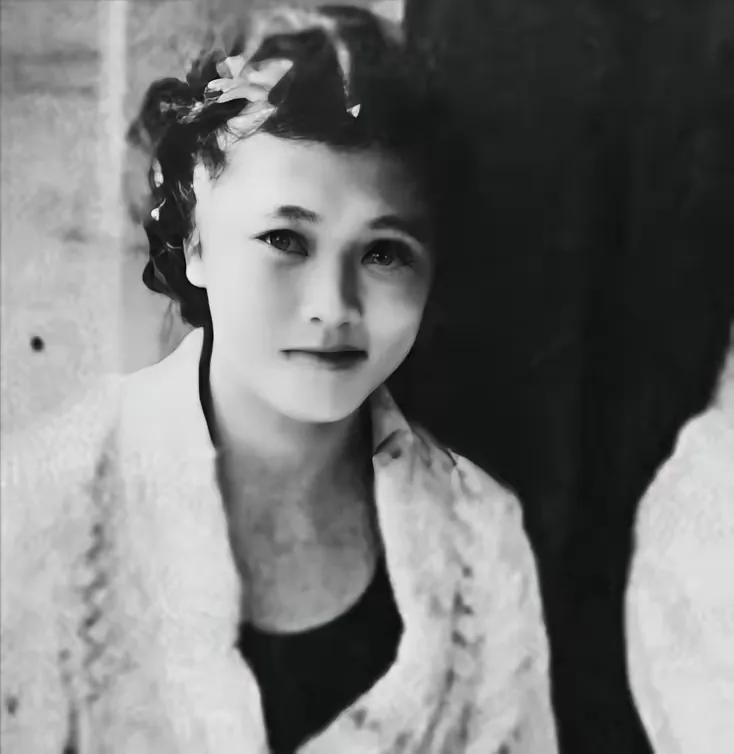 1937年，19岁“游泳皇后”杨秀琼结婚。她提出想避孕10年，丈夫爽快答应。不到