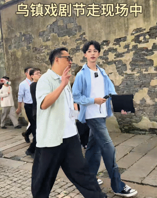 10月15日，黄磊、孟京辉现身乌镇，为即将举办的“乌镇戏剧节”堪景。令人颇感意外