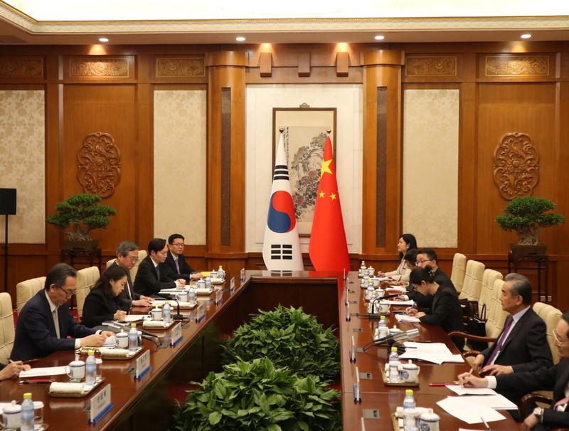 韩国外长究竟有多难？一国外长访华，再正常不过，但韩外长访华，