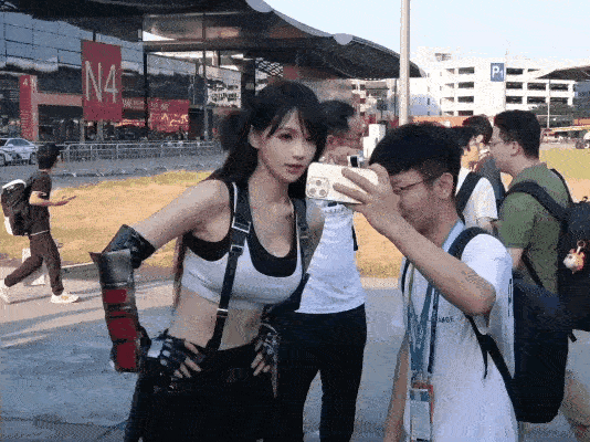 哥们这合影拍完就是动图了吧[呲牙笑]