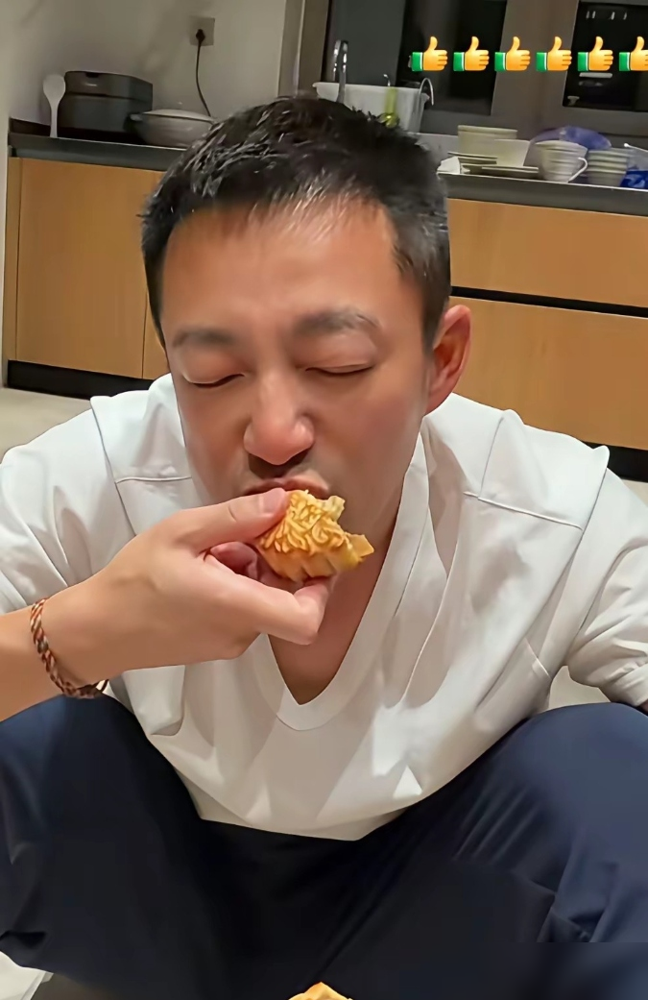 汪小菲直播被问是不是想孩子哭肿了眼，他直接回：做了去眼袋手术，人过四十，该上手段得上手段。网友更懵了