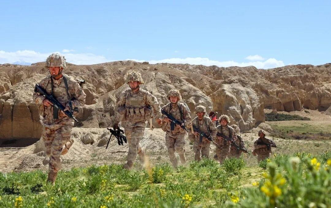 西部战区步兵分队在训练中，单兵头盔上配备的这种伪装头盔布罩，伪装效果非常好，还可