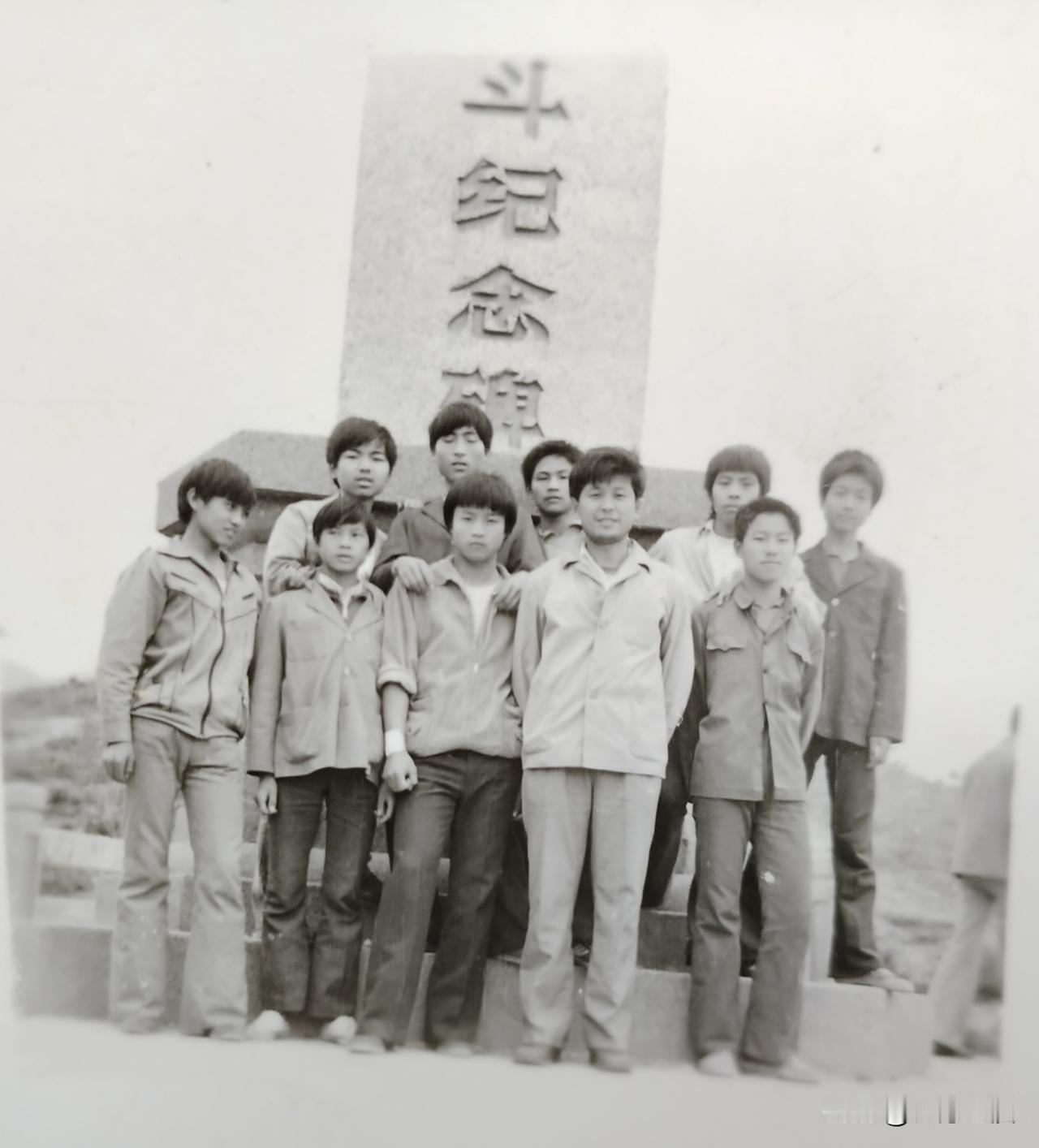 宁夏一所中学清明节组织学生徒步一百里去祭奠英烈，为烈士扫墓，校方的回应获得盛赞。