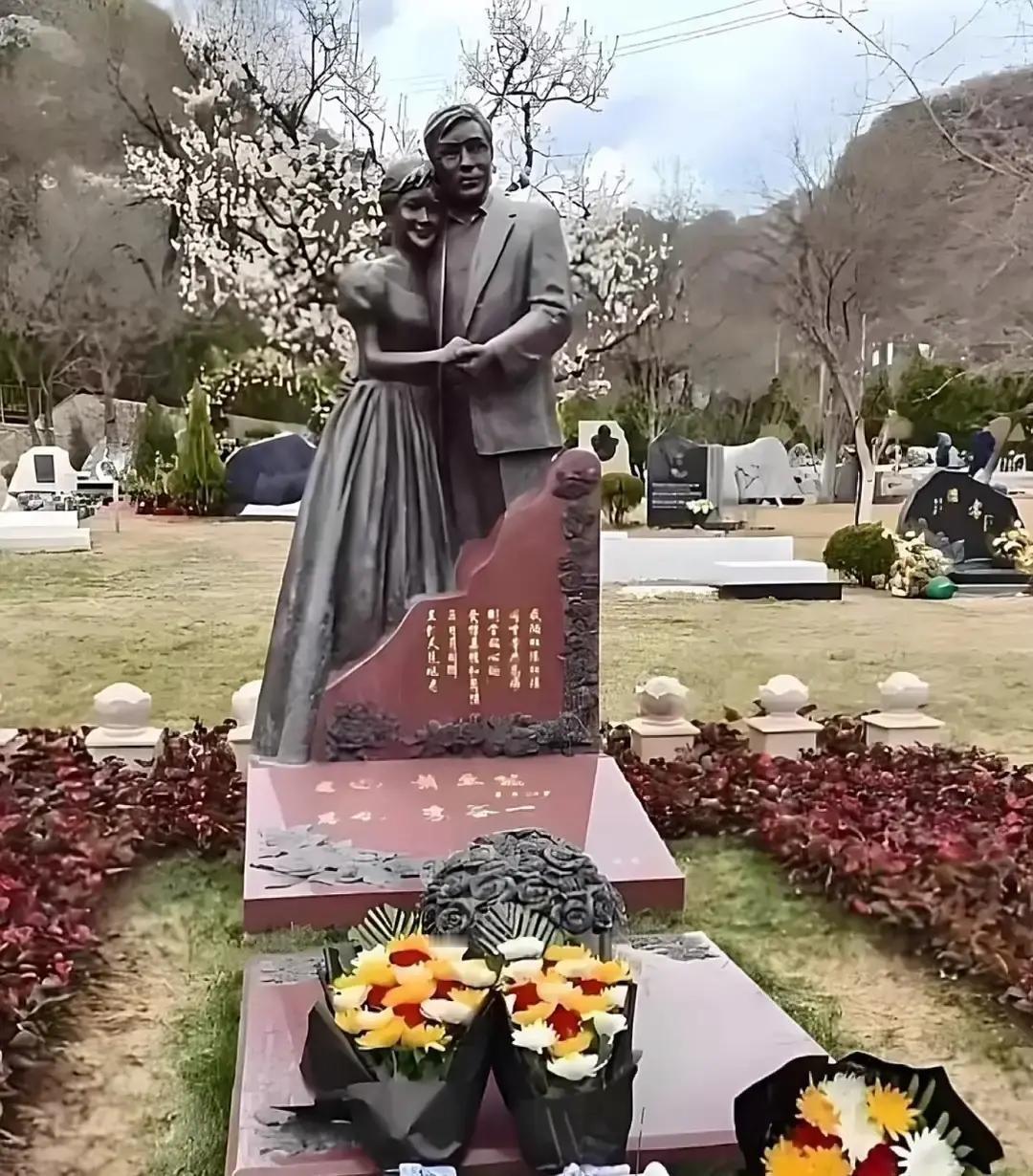 李谷一给老伴在湖南老家修了双人墓，石碑上并排刻着俩人的名字。2020年萧卓能走