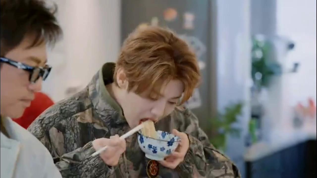 邓超带的粉一入口，鹿晗那表情瞬间亮了，一边摆手一边说“这粉真绝了”，那又想夸又想