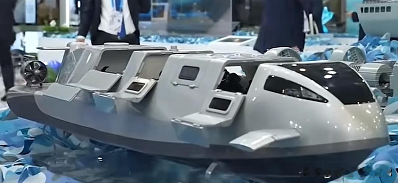 中国船舶工业总公司研制的，特种作战利器，国产SDV-01型水面/水下两用蛙人输送