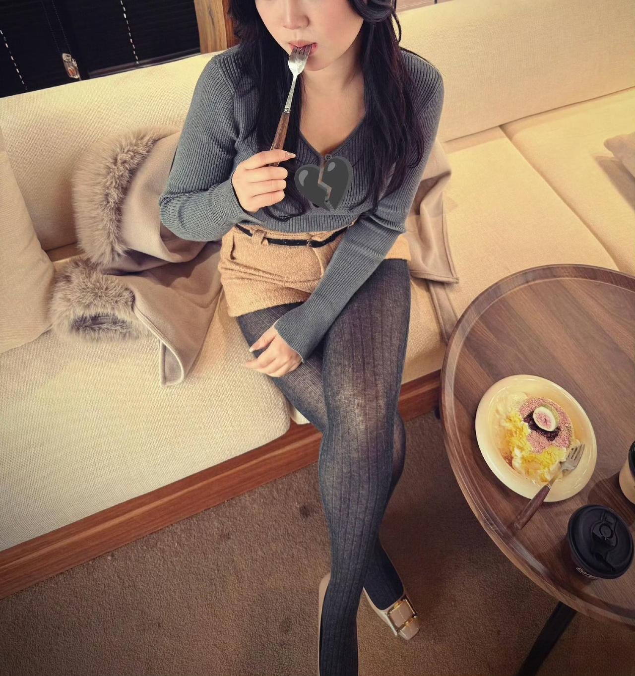 这套穿搭是奢华温柔的秋冬贵气风，保暖与精致感兼具。浅灰色毛绒领大衣自带奢华质感，