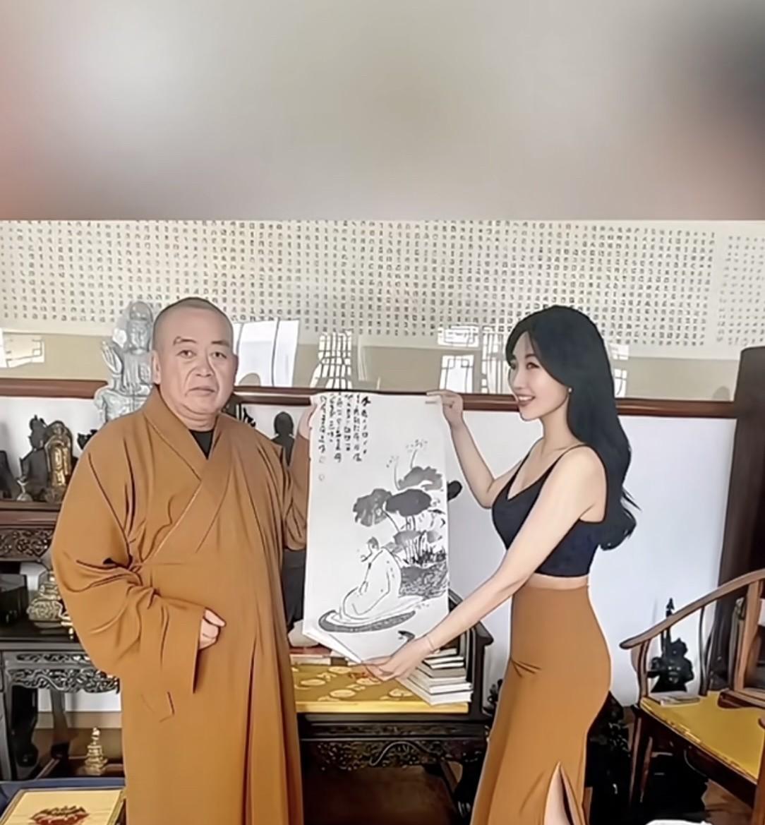 这是释永信和女明星的合影，女明星看着好面熟，但想不起是哪一位？女星穿着很性感，身