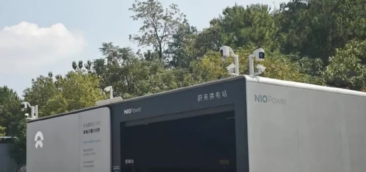 蔚来这刀终于砍对了地方。大清早看到APP弹窗通知，封杀那些滥用免费换电权益的账号