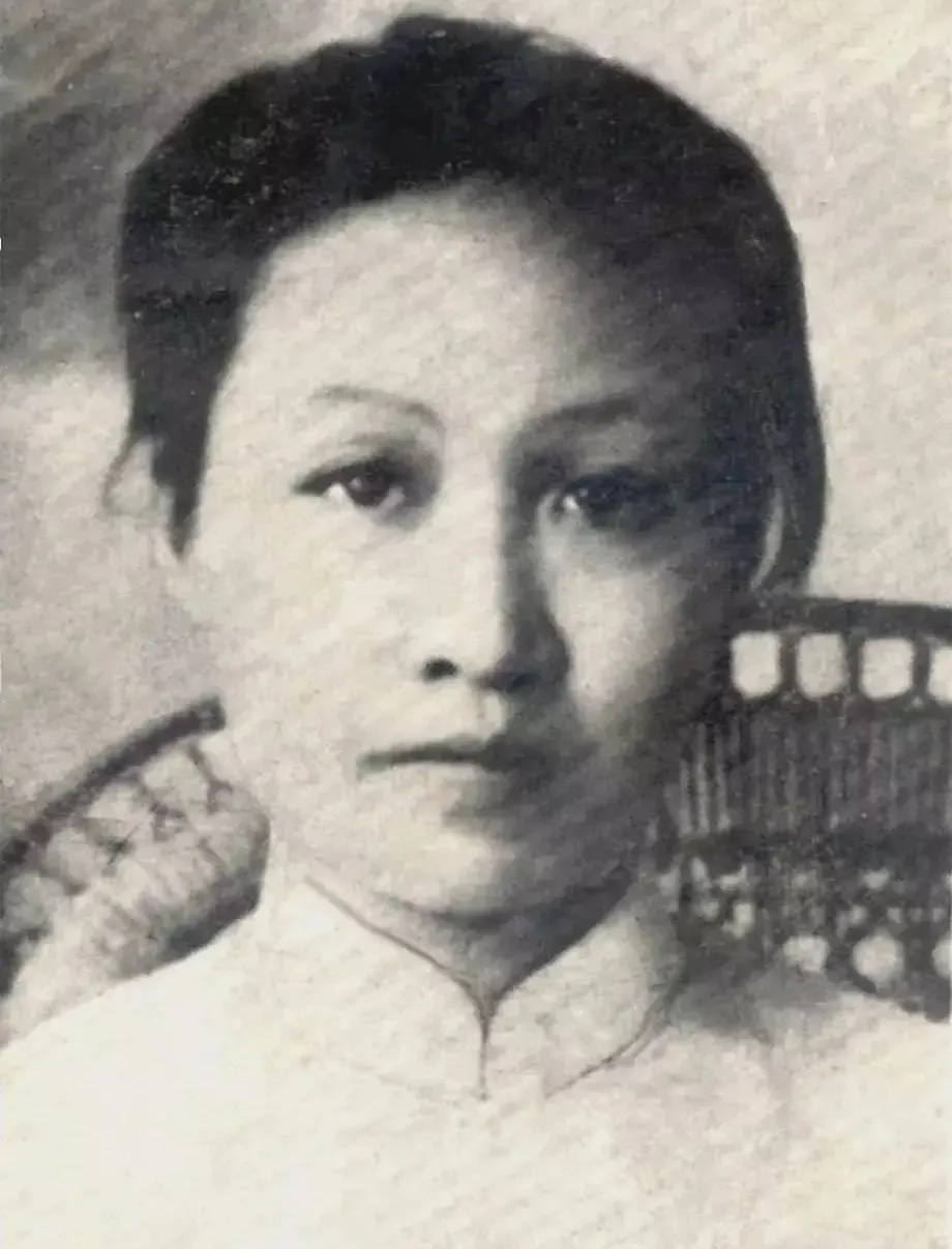 1936年，赵一曼被日本人日夜折磨，碎骨掉了20多块。行刑前她忍痛写下两封遗书。