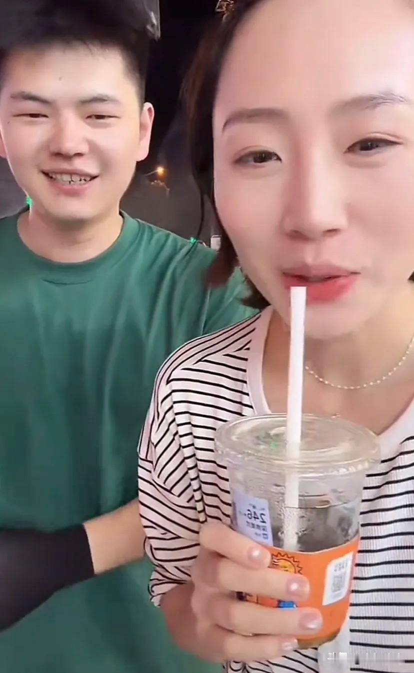 南京40度的街头，160斤的弟弟光膀子生火烤串，汗水滴到炭火上滋啦作响。直播间有